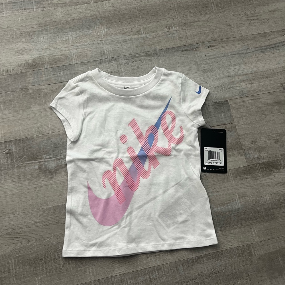 NWT - NIKE T-SHIRT